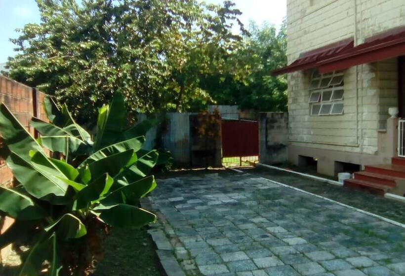 هتل Robert's Guesthouse