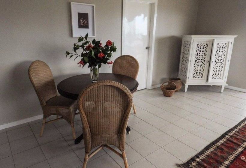 هتل Villa Apartments Westside