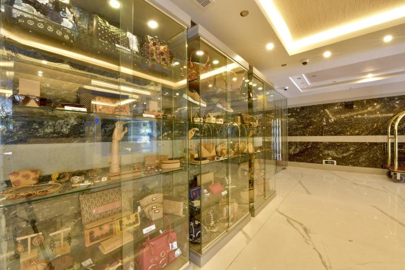 هتل Bram Suites