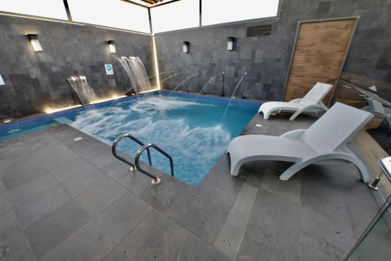 هتل Bram Suites