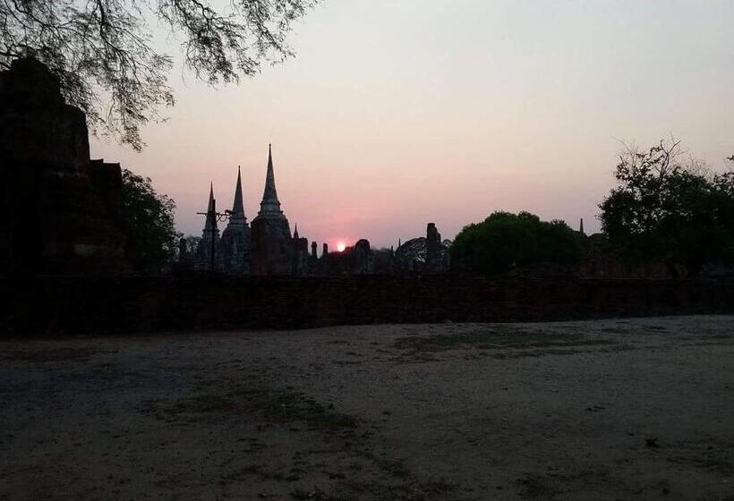 هتل Brickhouse Ayutthaya Guesthouse Est 1986