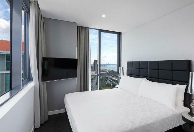 هتل Meriton Suites Southport
