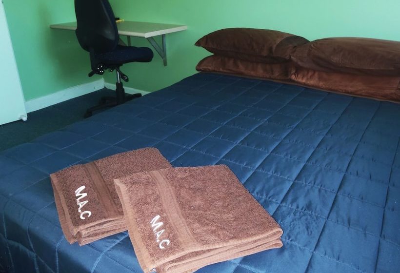 فندق Mick's Accommodation Club