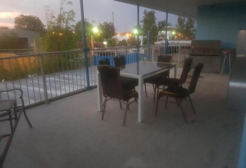 فندق Mick's Accommodation Club