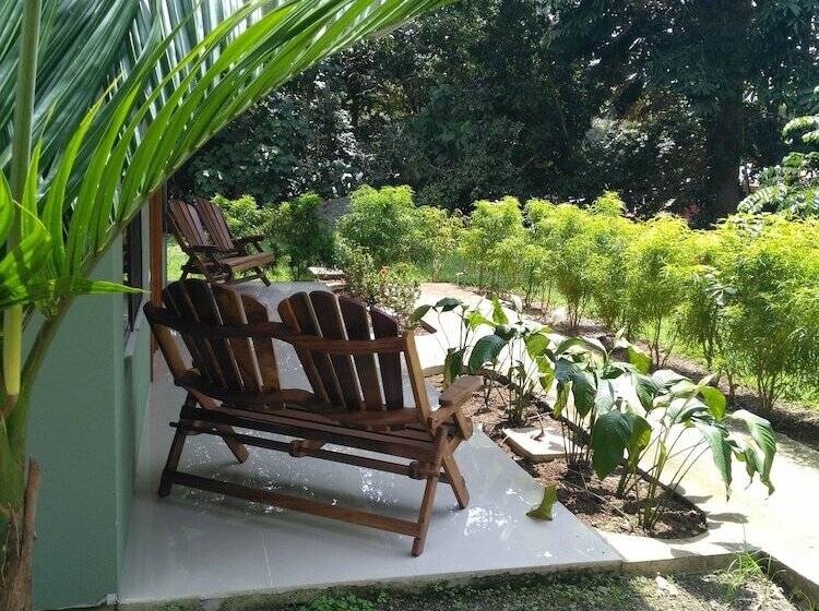 هتل Manuel Antonio Hostel Resort