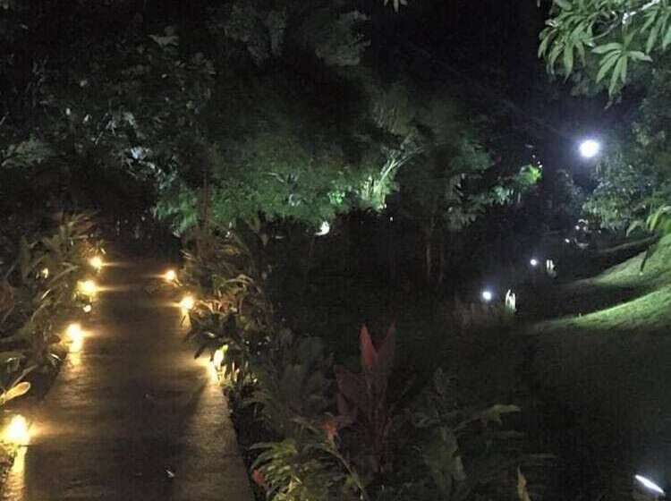هتل Manuel Antonio Hostel Resort