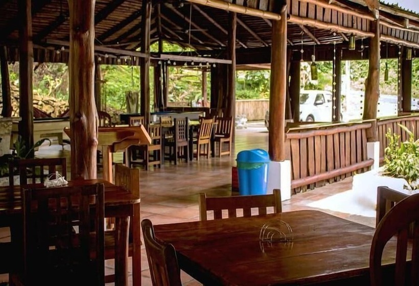 هتل Manuel Antonio Hostel Resort
