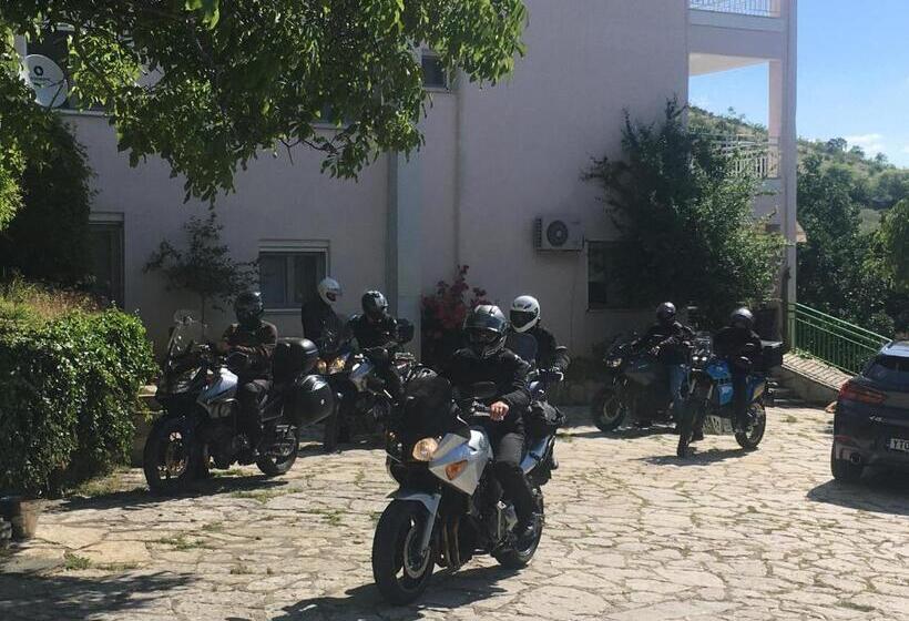 ホテル Guesthouse Vissinokipos   Biker Friendly   Motorrad
