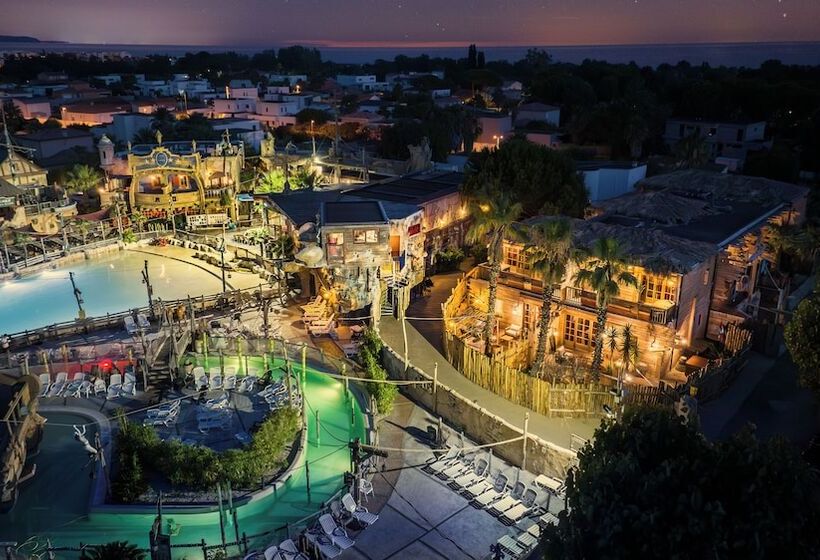 هتل Pirates World