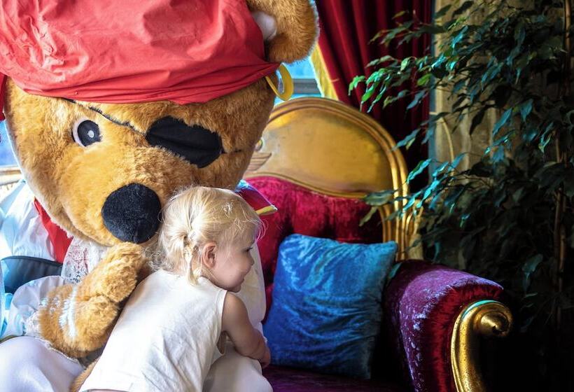 هتل Pirates World