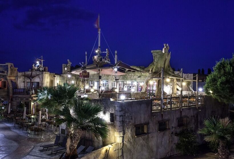 هتل Pirates World