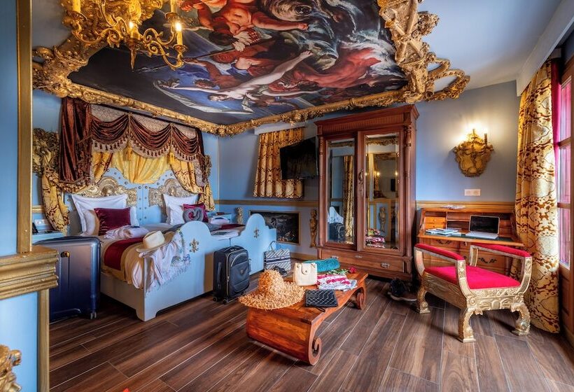 هتل Pirates World