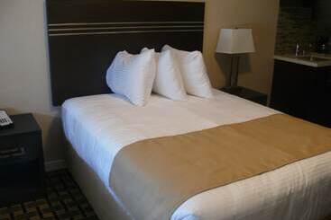هتل Super 8 By Wyndham Watrous