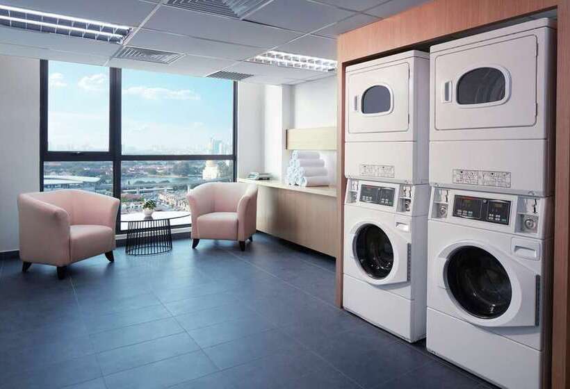 هتل Hilton Garden Inn Puchong