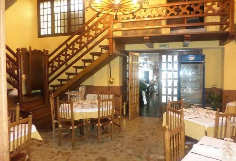 هتل Hostal Restaurante Lujuan