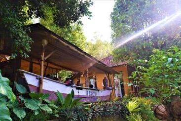 تختخواب و صبحانه Swar Bali Lodge