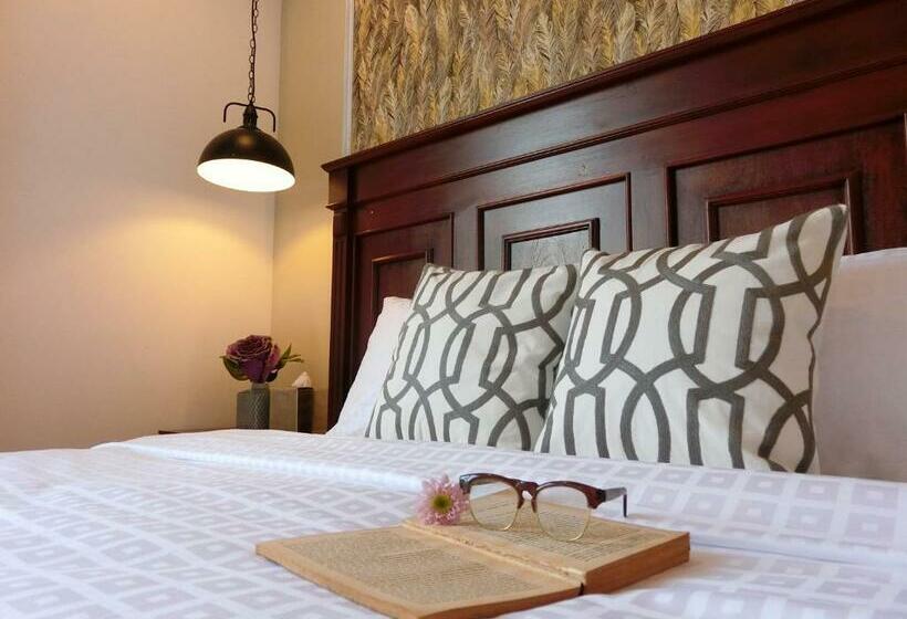 Bloom Boutique Hotel & Cafe