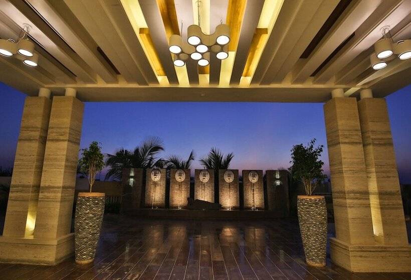 استراحتگاه Club Mahindra Dwarka