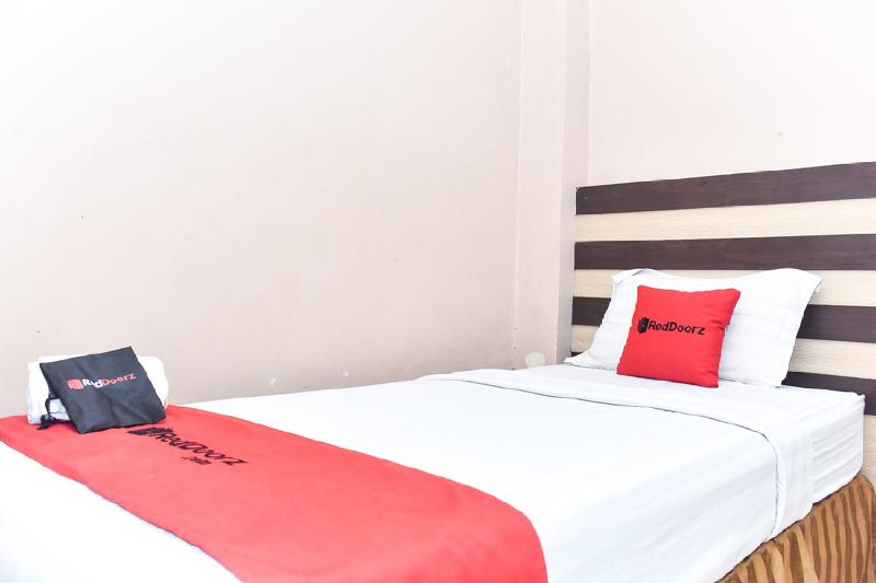 Отель Reddoorz Plus Near Makassar Town Square