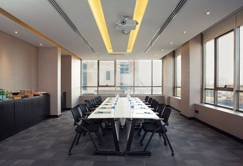 Отель Four Points By Sheraton Production City, Dubai