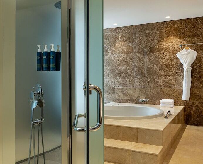 Отель Four Points By Sheraton Production City, Dubai