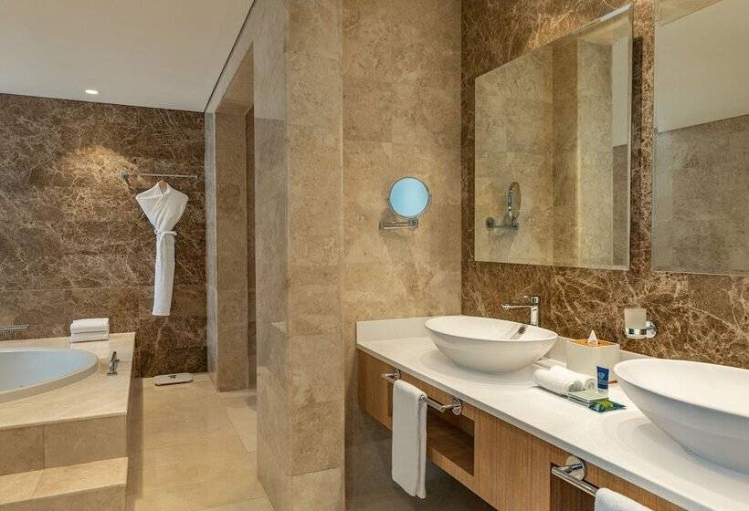 Отель Four Points By Sheraton Production City, Dubai