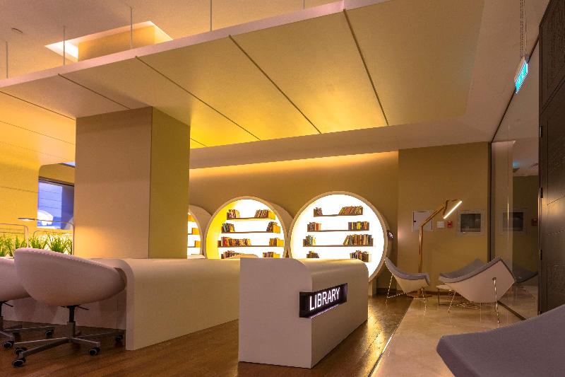 Отель Four Points By Sheraton Production City, Dubai