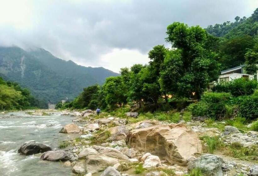 בית מלון כפרי Nishantam Sanctuary Rishikesh
