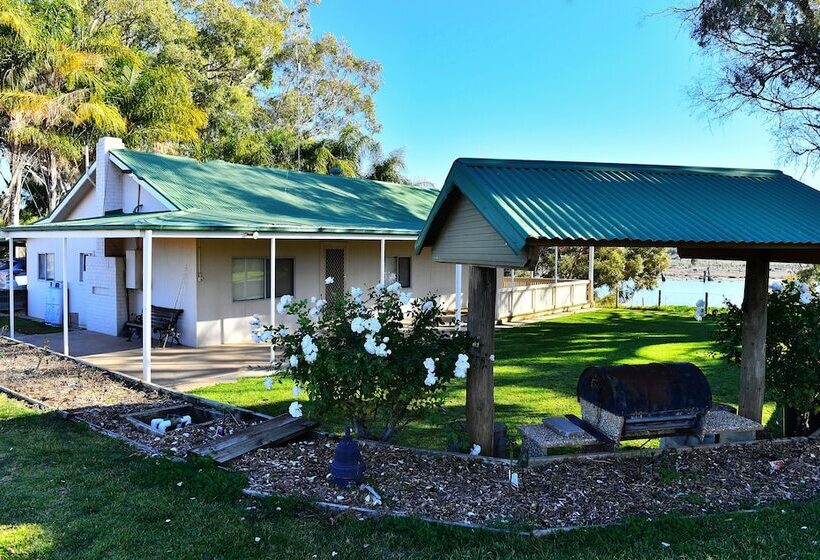 Mundic Waterfront Cottages