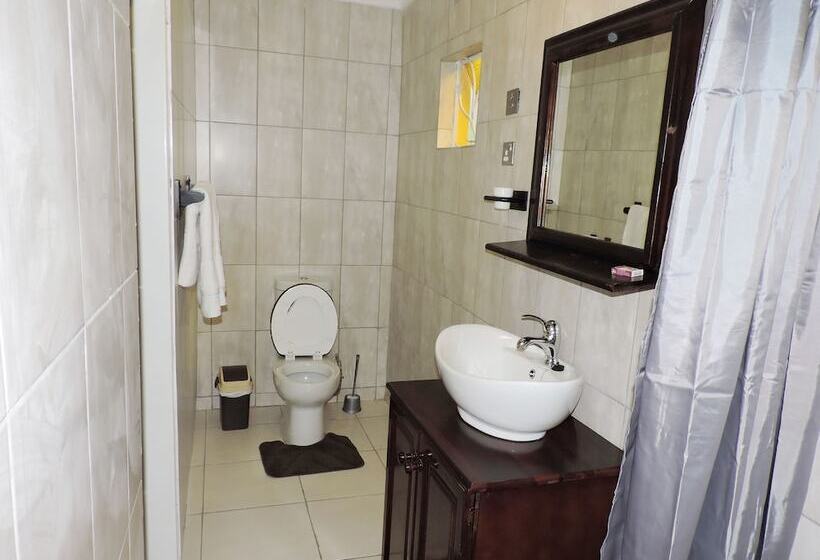 Café Zambezi House Of Africa   Hostel