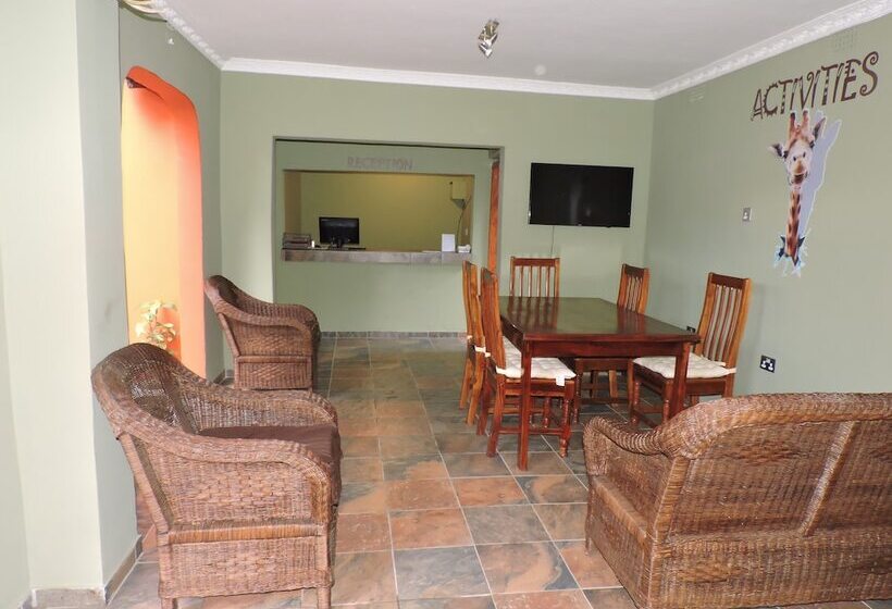 Café Zambezi House Of Africa   Hostel