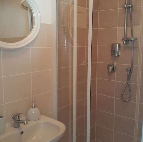 هتل House Of Roses