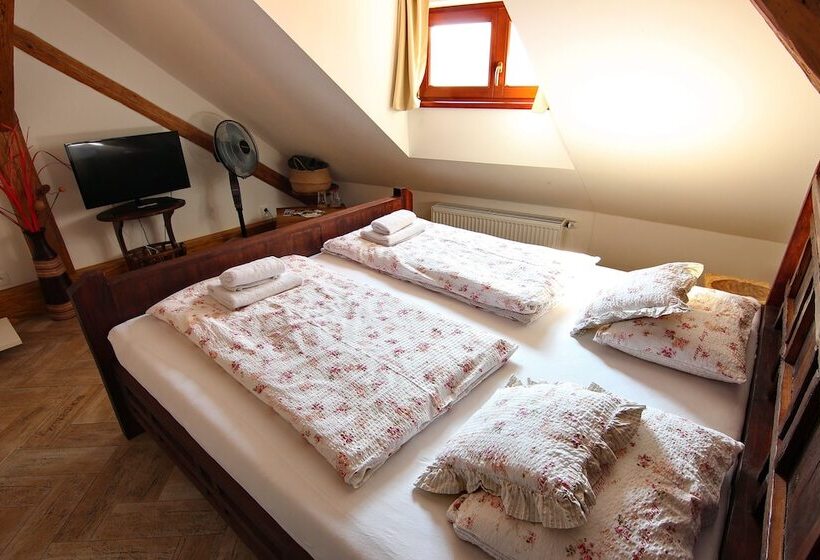 هتل House Of Roses