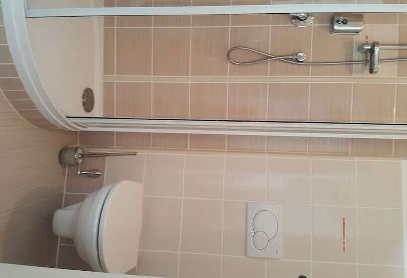 هتل House Of Roses