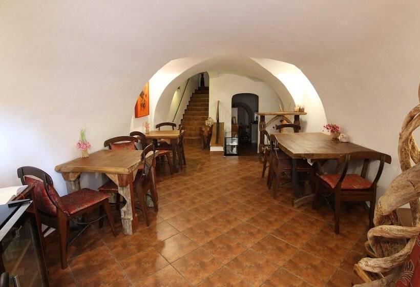 هتل House Of Roses