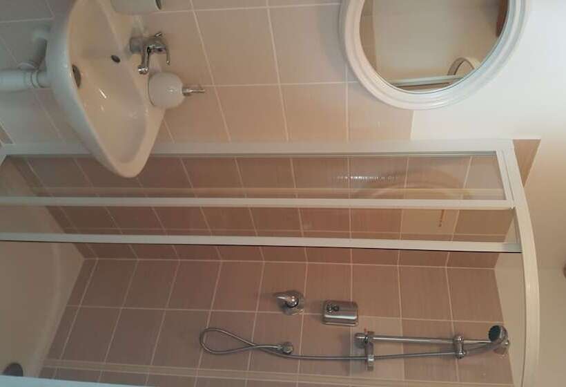 هتل House Of Roses