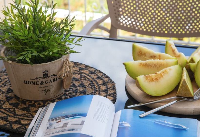 Malibu Studios Elegant & Cosy