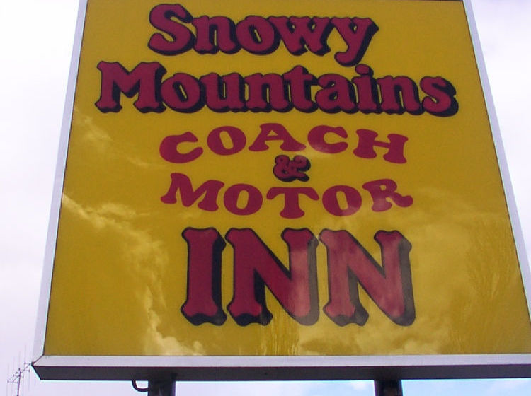 فندق على الطريق Snowy Mountains Motor Inn