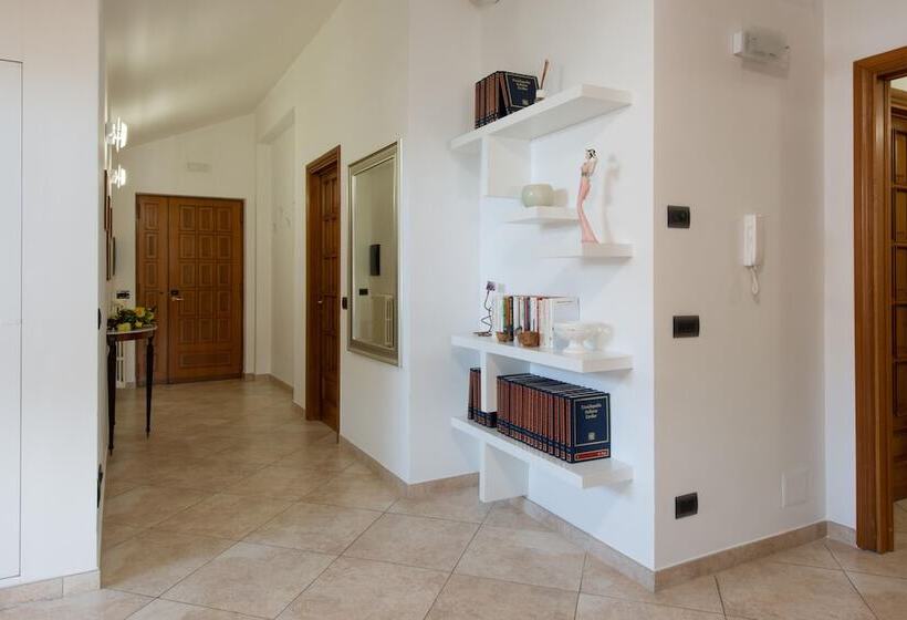 تختخواب و صبحانه L Insolita Reggia
