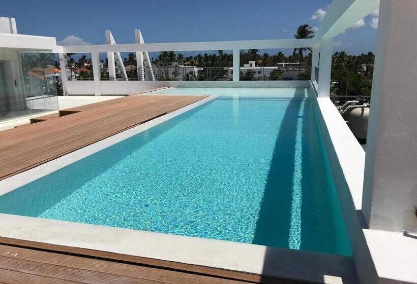 ホテル Ducassi Suites Rooftop Pool Beach Club & Spa