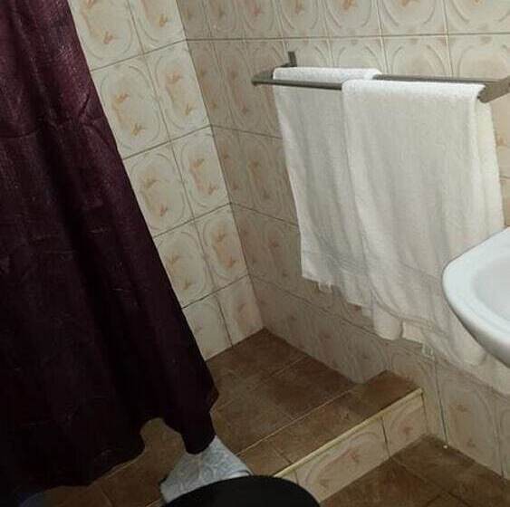 پانسیون Almond Tree Guest House