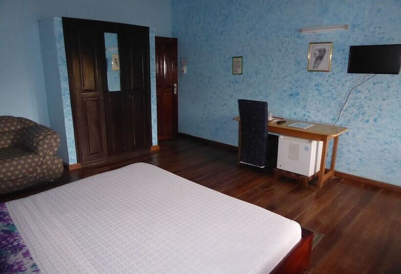 پانسیون Almond Tree Guest House