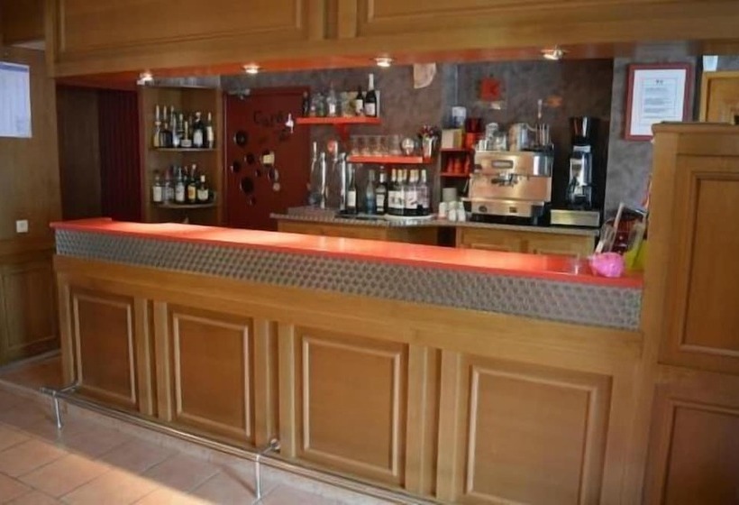 ホテル Logis Auberge Le Petit Pont