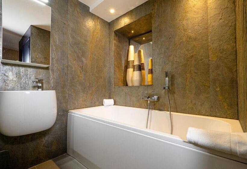 ホテル Logis Auberge De La Tour   Hôtel & Restaurants