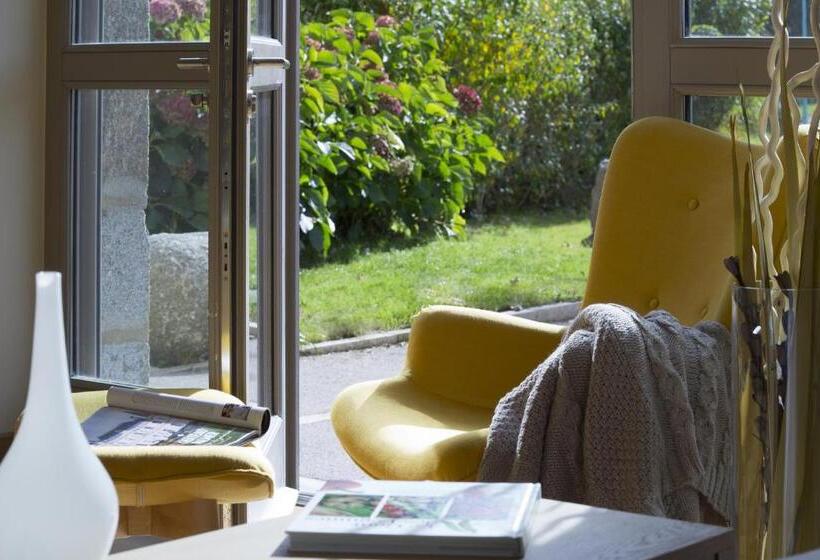 ホテル Logis Auberge De La Tour   Hôtel & Restaurants