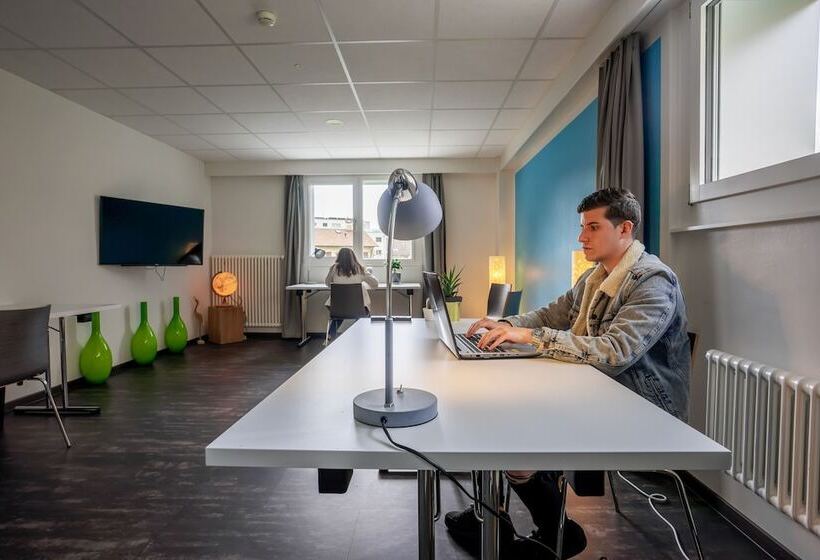 Nyon Hostel