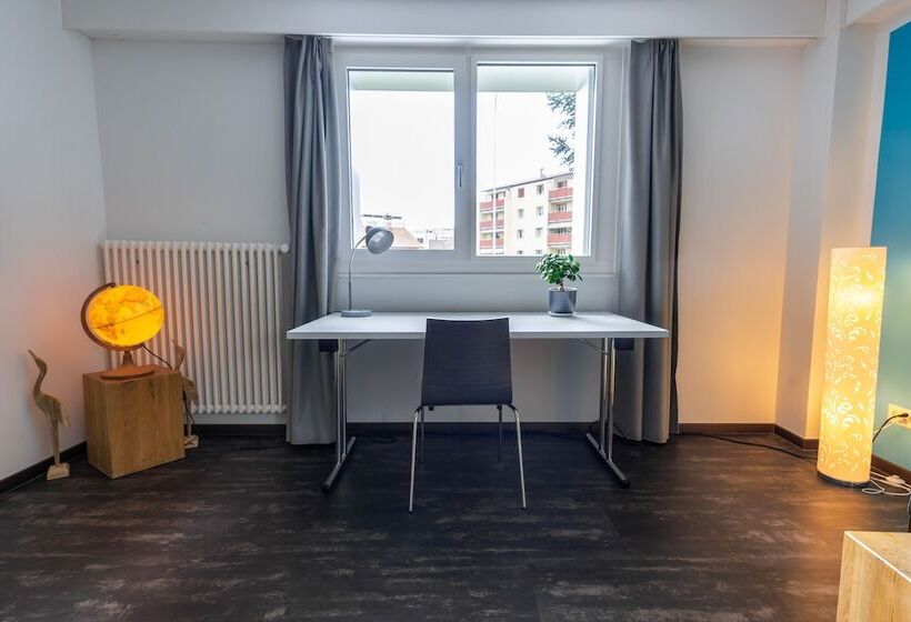 Nyon Hostel