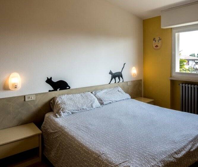 هتل Colors Hostel