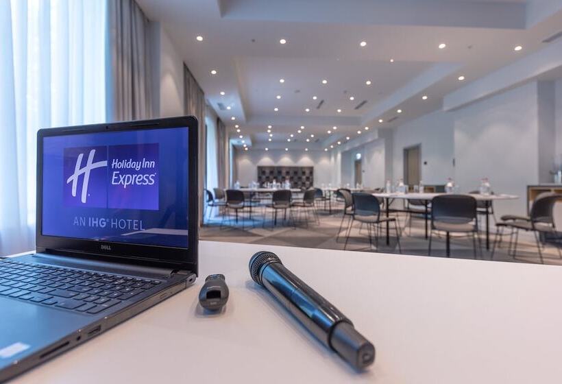 هتل Holiday Inn Express Yerevan, An Ihg