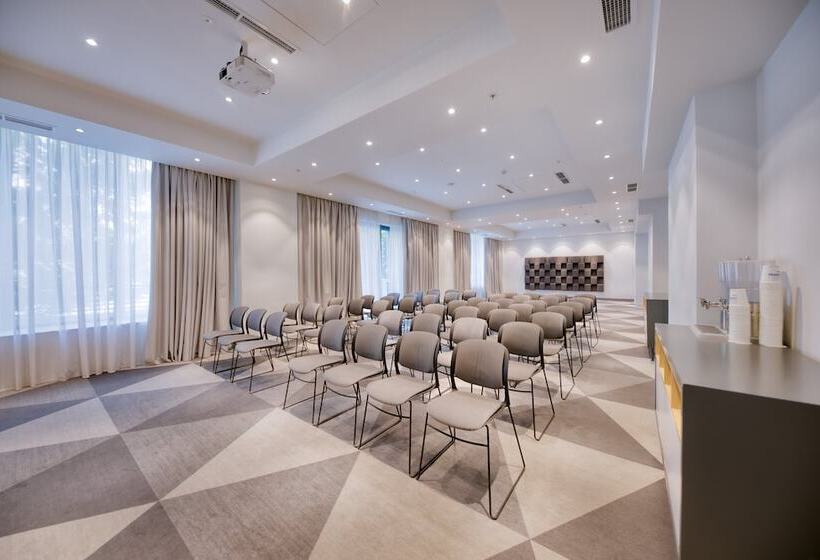 هتل Holiday Inn Express Yerevan, An Ihg